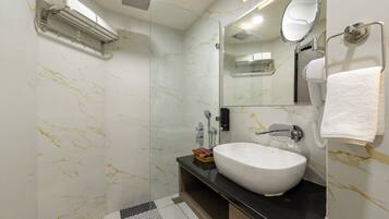 Family Suite, City View | Bathroom | Shower, towels, soap, shampoo