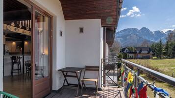 Departamento, balcón, vista a la montaña | Vista del balcón