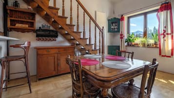 Apartment, Balcony, Mountain View | In-room dining