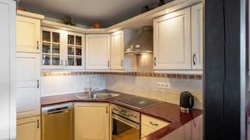 Apartment, Balcony, Mountain View | Private kitchen | Coffee/tea maker, electric kettle