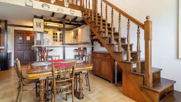 Apartment, Balkon, Bergblick | Essbereich im Zimmer