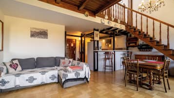Apartment, Balcony, Mountain View | Living room