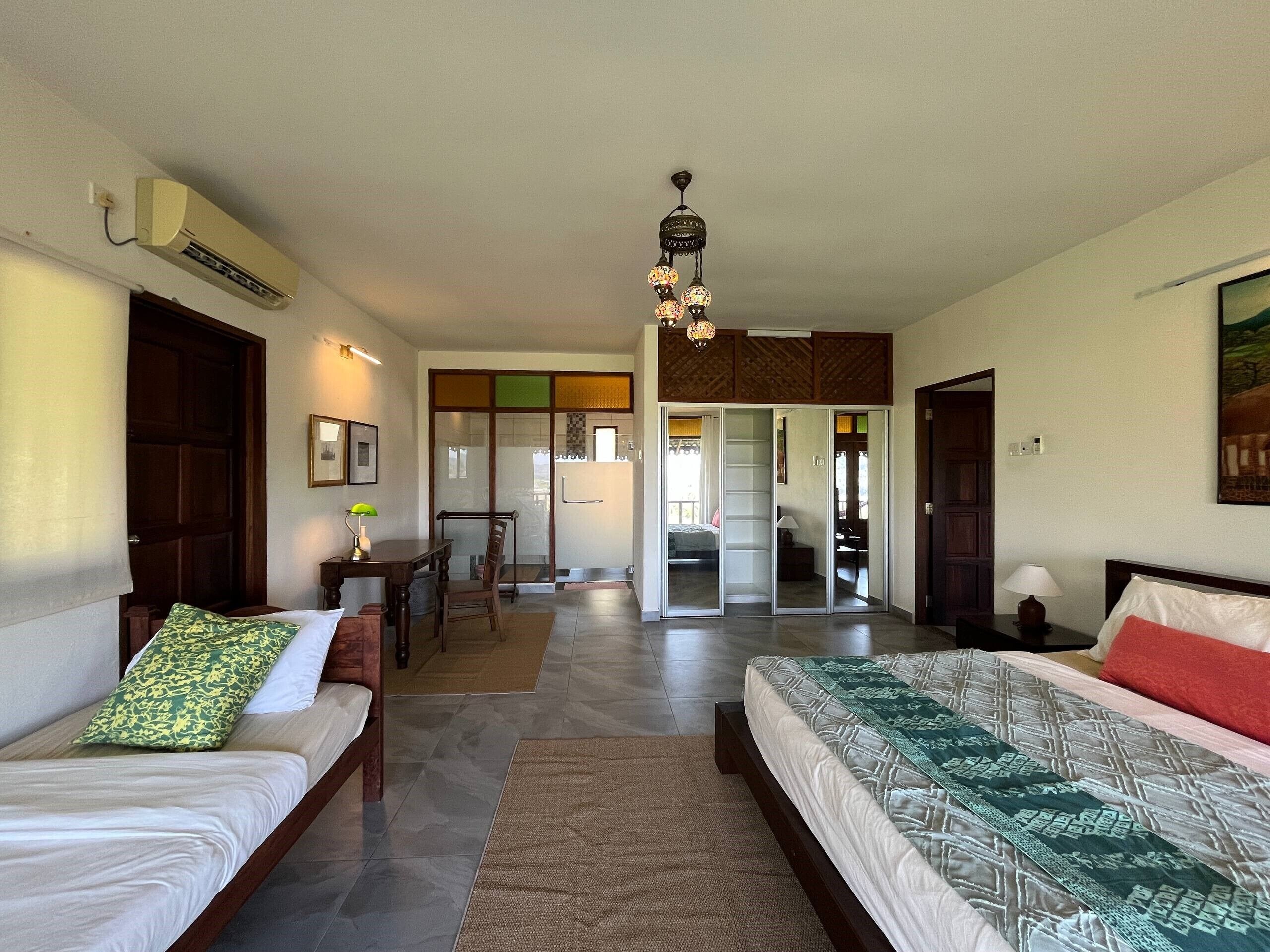 Raya Villa | โต๊ะทำงาน, พื้นที่ทำงานแบบใช้แล็ปท็อป, เตารีด/โต๊ะรีดผ้า, Wi-Fi ฟรี