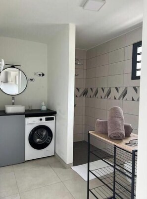 Douche, sèche-cheveux, serviettes fournies, savon