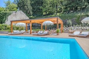 Una piscina al aire libre de temporada (de 11:00 a 20:00), sombrillas