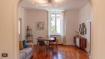 Apartamento superior, vistas a la ciudad | Zona de estar | Una televisión de pantalla plana