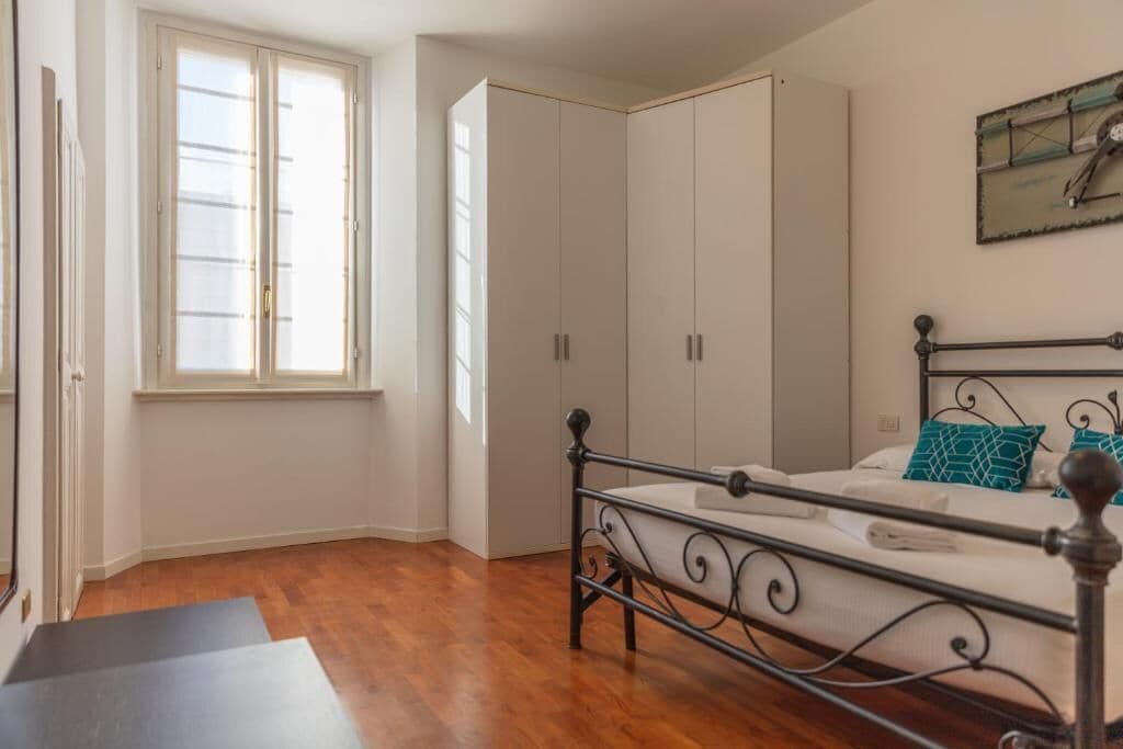 Cortinas blackout, tabla de planchar con plancha y wifi gratis 
