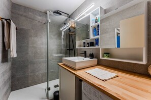 Douche, sèche-cheveux, serviettes fournies, papier toilette