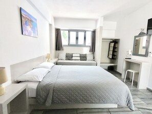 Standard Triple Room with Street View | Caja fuerte, sistema de insonorización, wifi gratis y ropa de cama