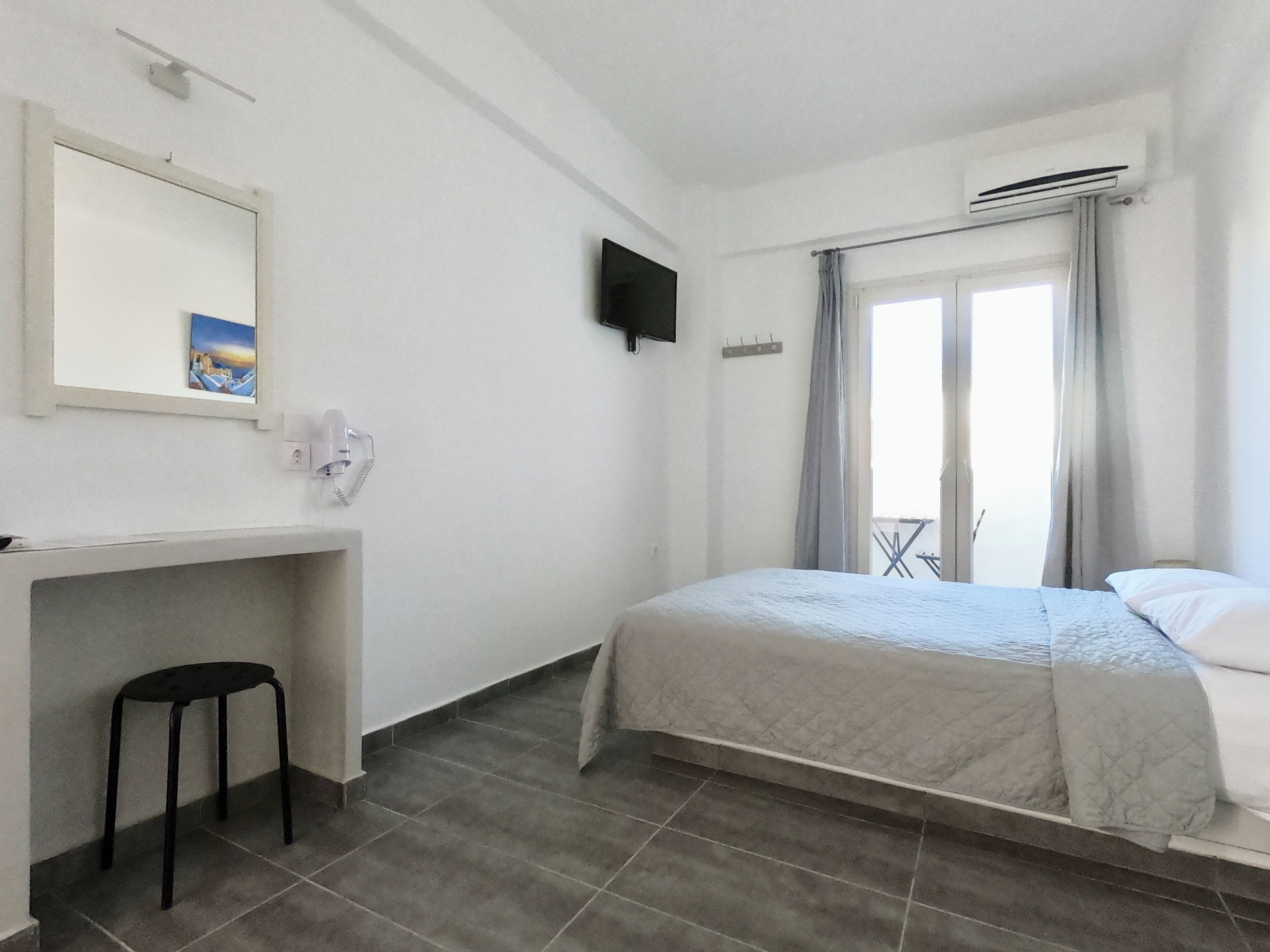 Estudio, 1 cama doble, vistas a la piscina | Caja fuerte, sistema de insonorización, wifi gratis y ropa de cama