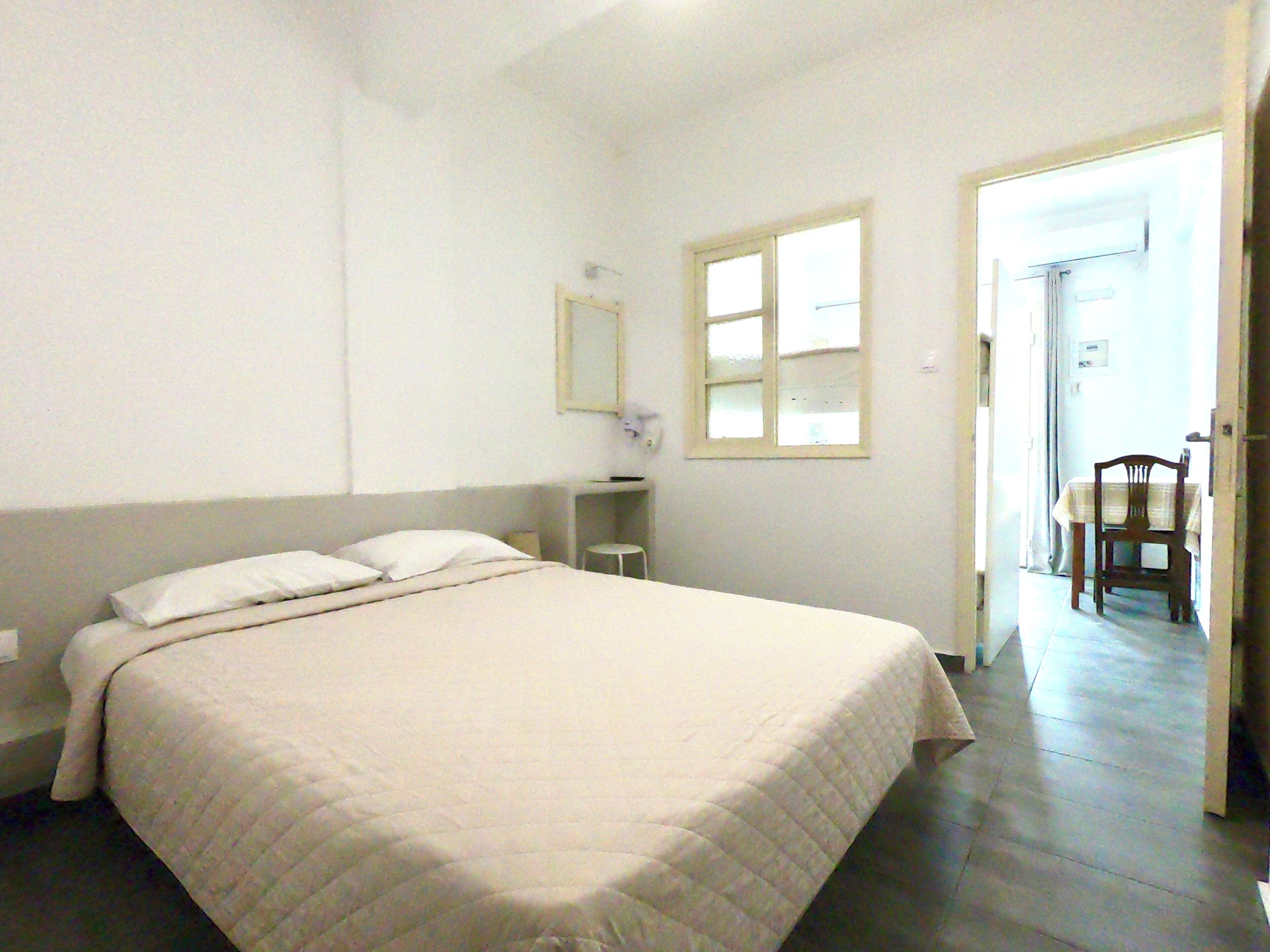 Habitación cuádruple estándar, vistas al jardín | Caja fuerte, sistema de insonorización, wifi gratis y ropa de cama