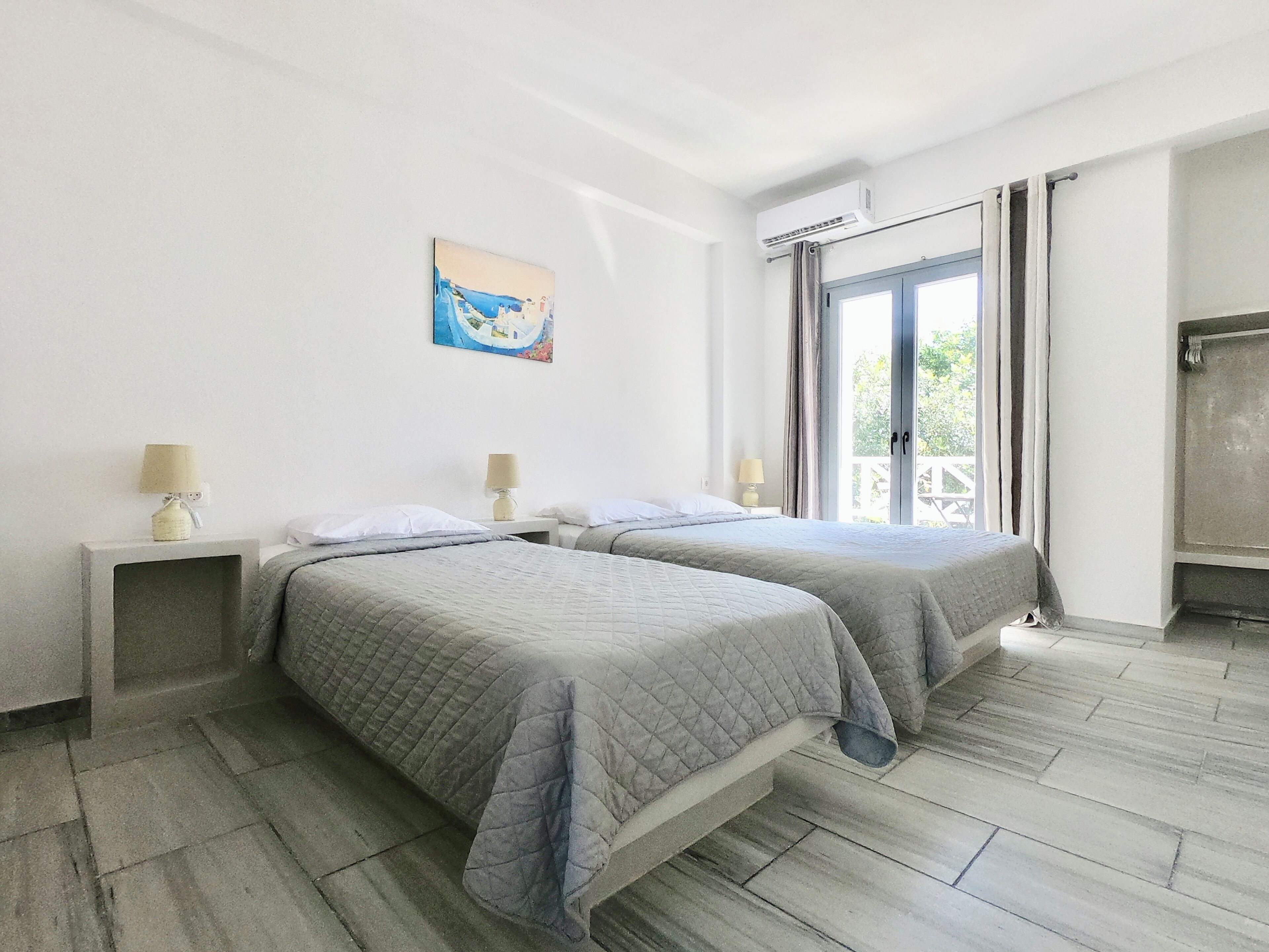 Habitación triple estándar, vistas a la piscina | Caja fuerte, sistema de insonorización, wifi gratis y ropa de cama