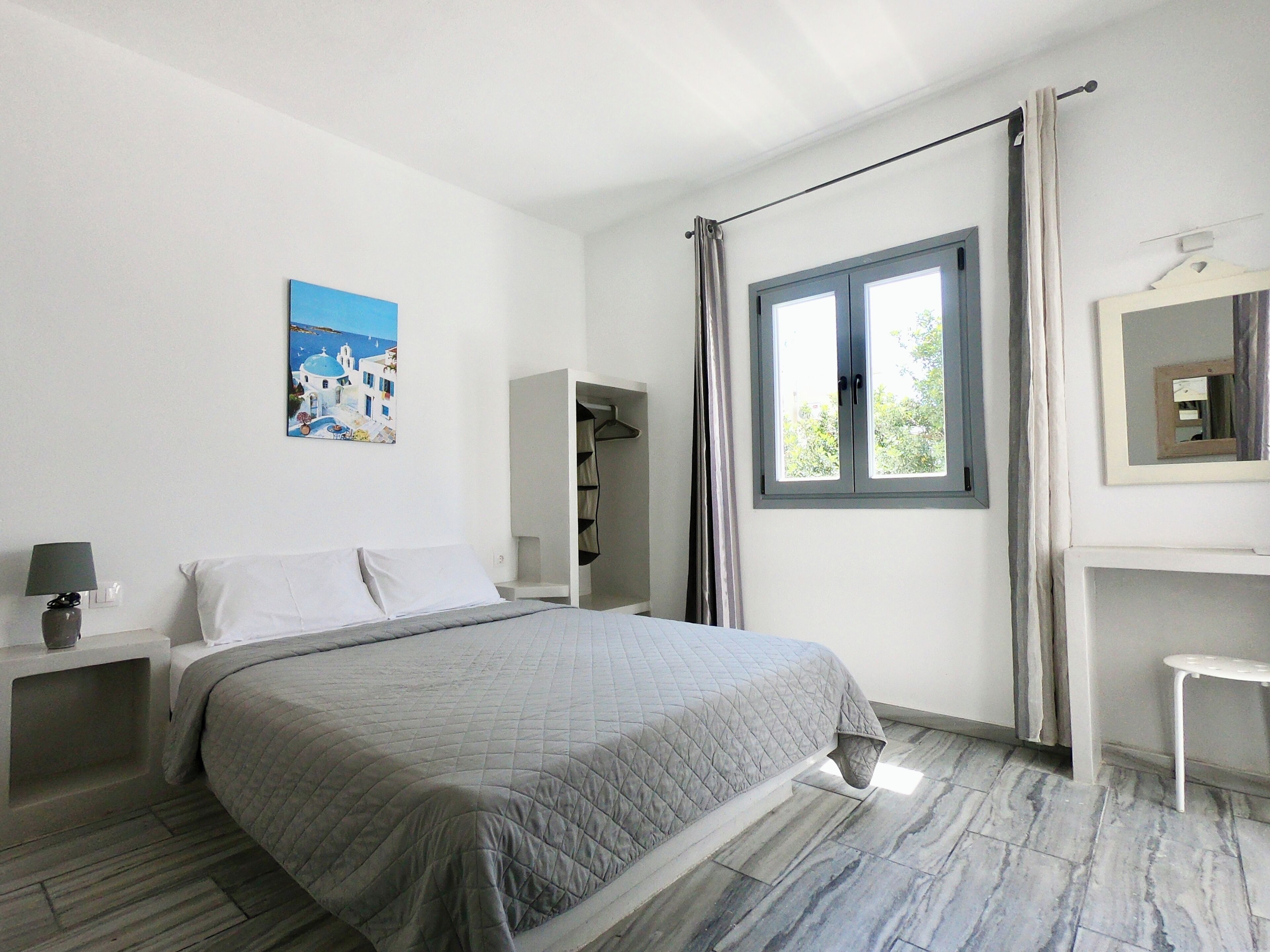 Habitación estándar, 1 cama doble, vistas a la piscina | Caja fuerte, sistema de insonorización, wifi gratis y ropa de cama