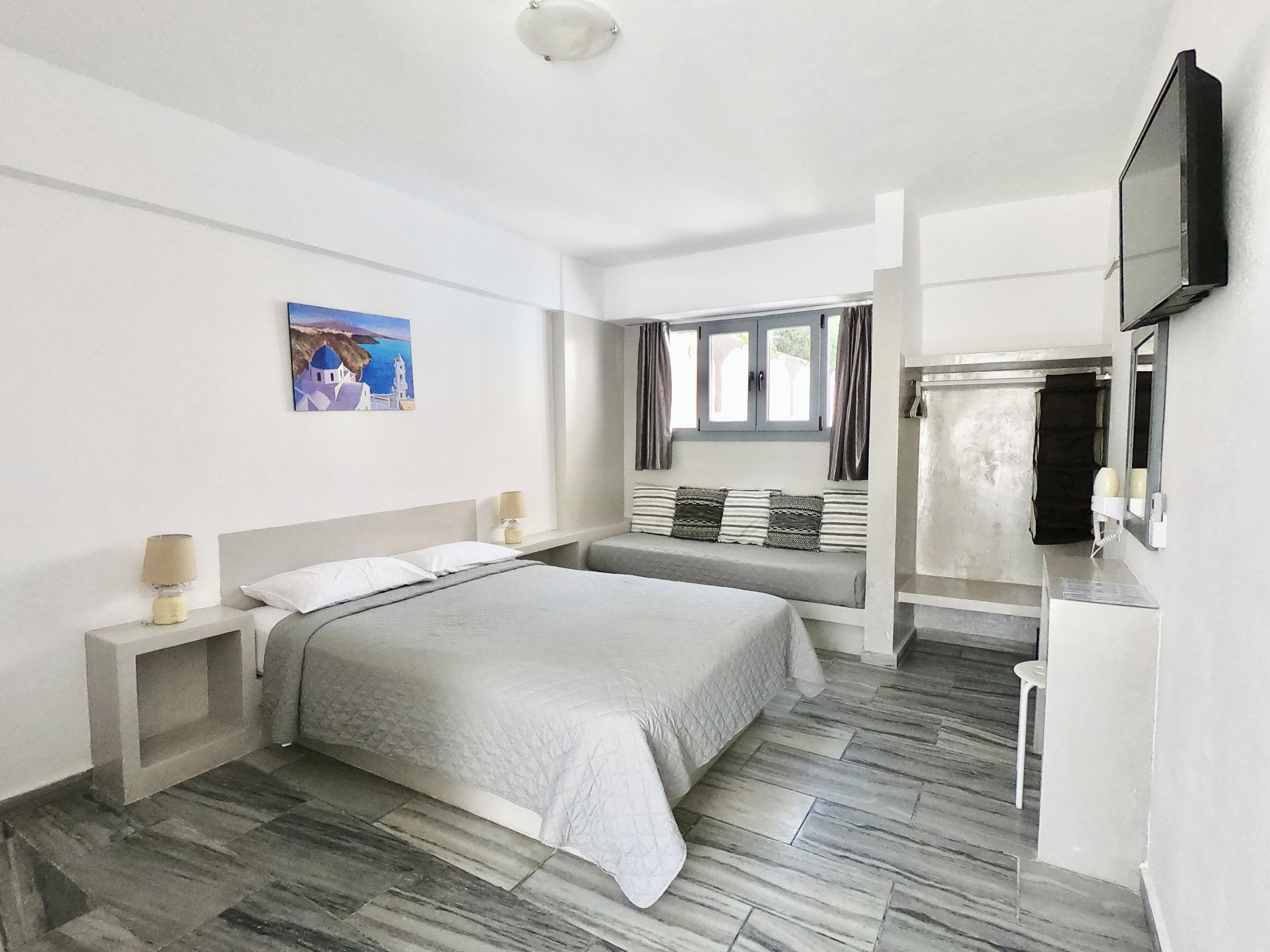 Standard Triple Room with Street View | Caja fuerte, sistema de insonorización, wifi gratis y ropa de cama