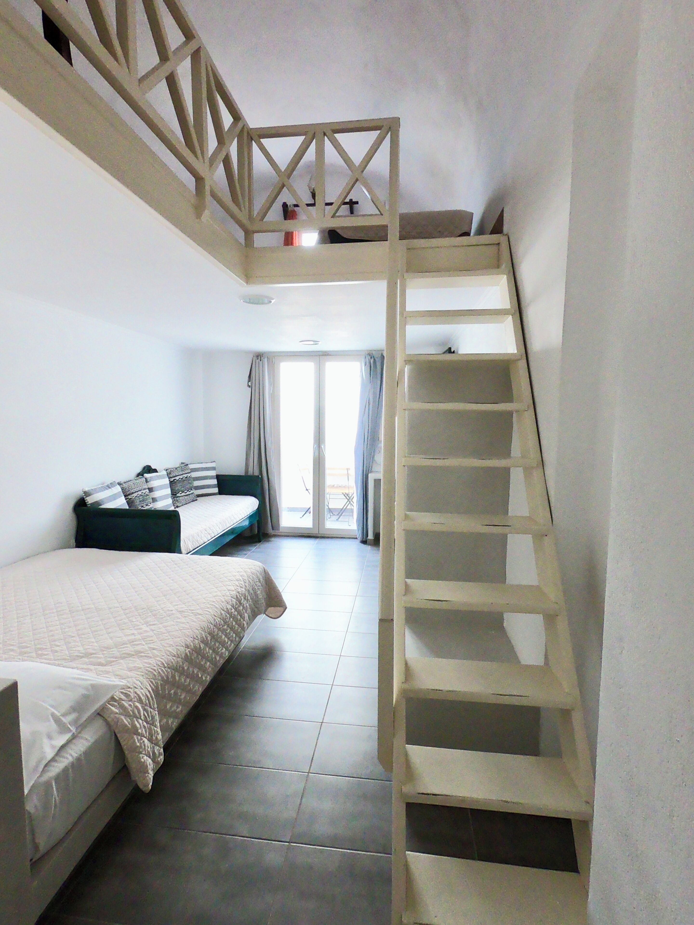 Dúplex, balcón, vistas a la piscina | Caja fuerte, sistema de insonorización, wifi gratis y ropa de cama