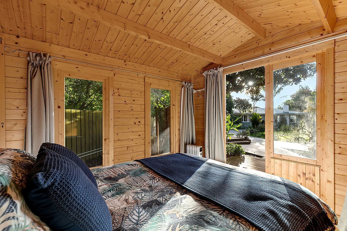 10 habitaciones, escritorio, tabla de planchar con plancha y wifi 