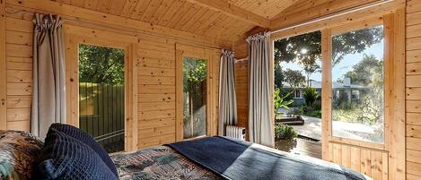 10 habitaciones, escritorio, tabla de planchar con plancha y wifi