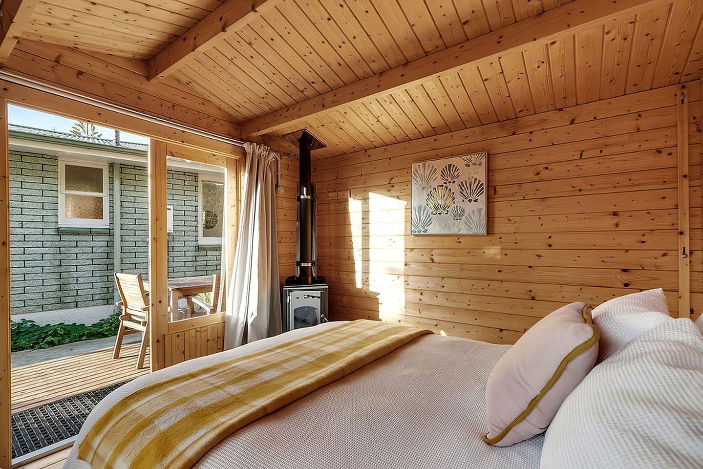 10 habitaciones, escritorio, tabla de planchar con plancha y wifi 