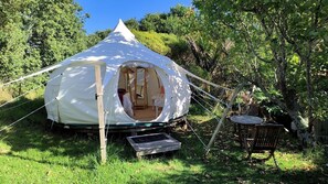A white tent with an open entrance, surrounded by greenery and trees. - Sunny Vineyard-View Glamping with Outdoor Kitchen near Oneroa, Waiheke Island (Isla Waiheke)
