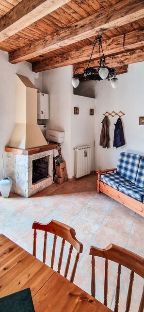 TV, fireplace - Liana's home in Letino (Letino)