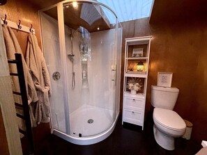 Jetted tub, towels, soap, shampoo