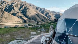 Una tienda de campaña abovedada con vista despejada a un paisaje montañoso.