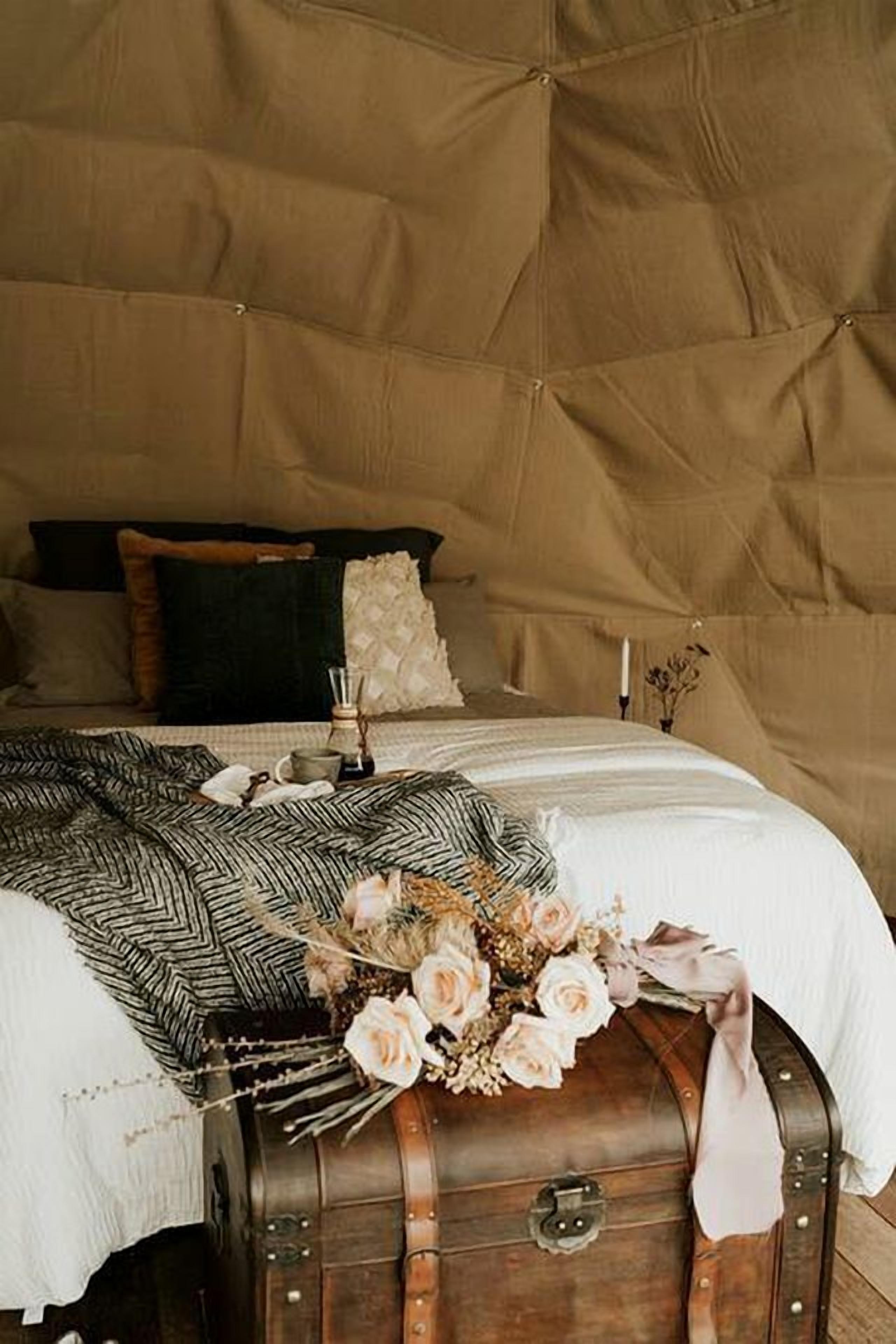 1 bedroom, bed sheets