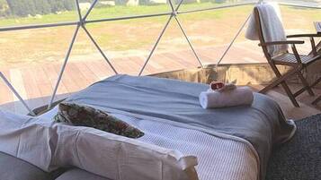 1 bedroom, bed sheets