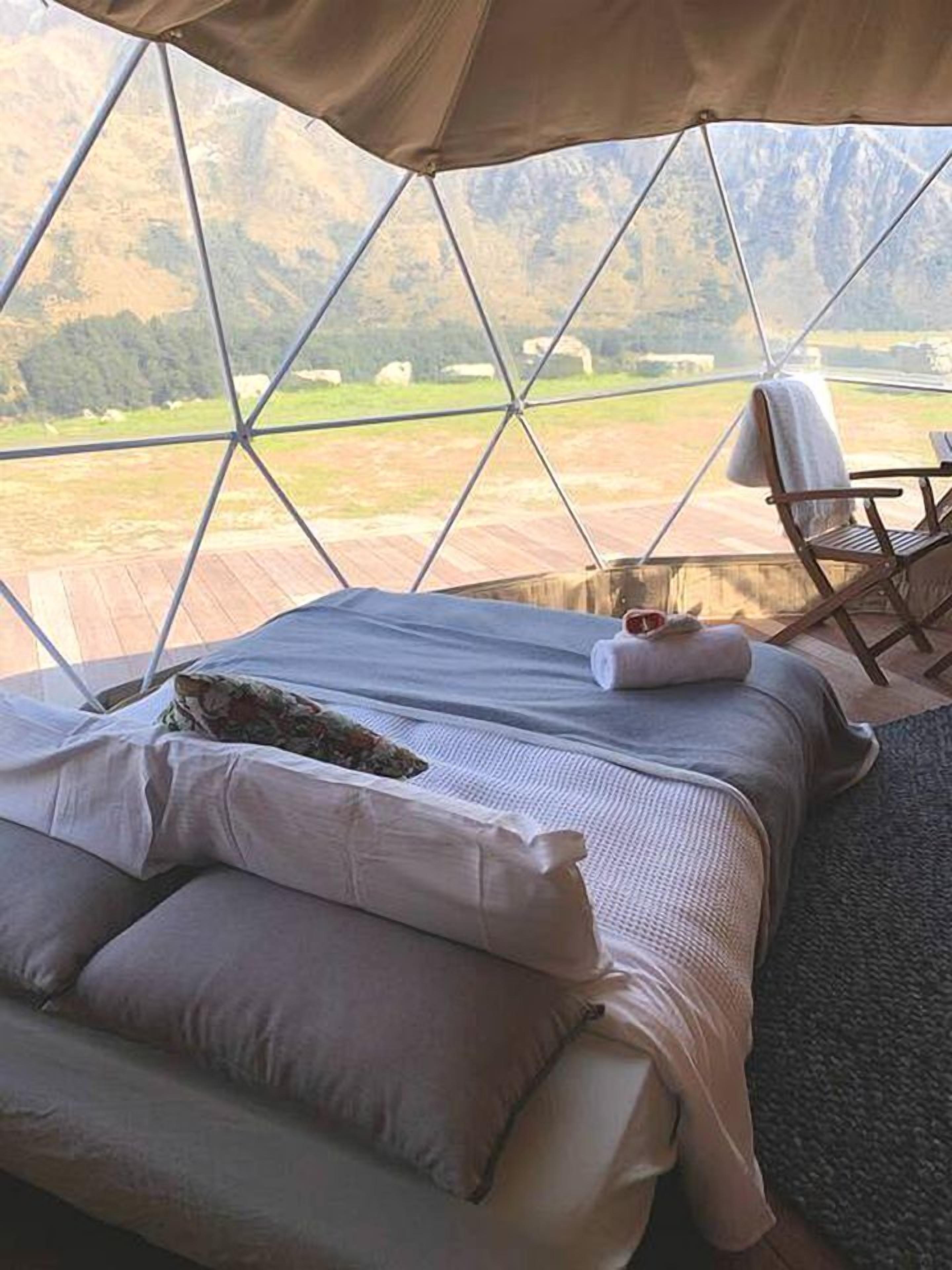 1 bedroom, bed sheets