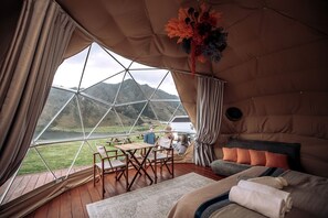 Outdoor dining - Fabulous Luxury Dome Rental near Queenstown, South Island (Moke Lake)