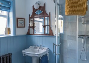 Douche, séchoir à cheveux, serviettes fournies, savon