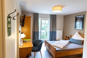 In-room safe, desk, blackout curtains, soundproofing - Landgasthof Löwen (Sasbach)