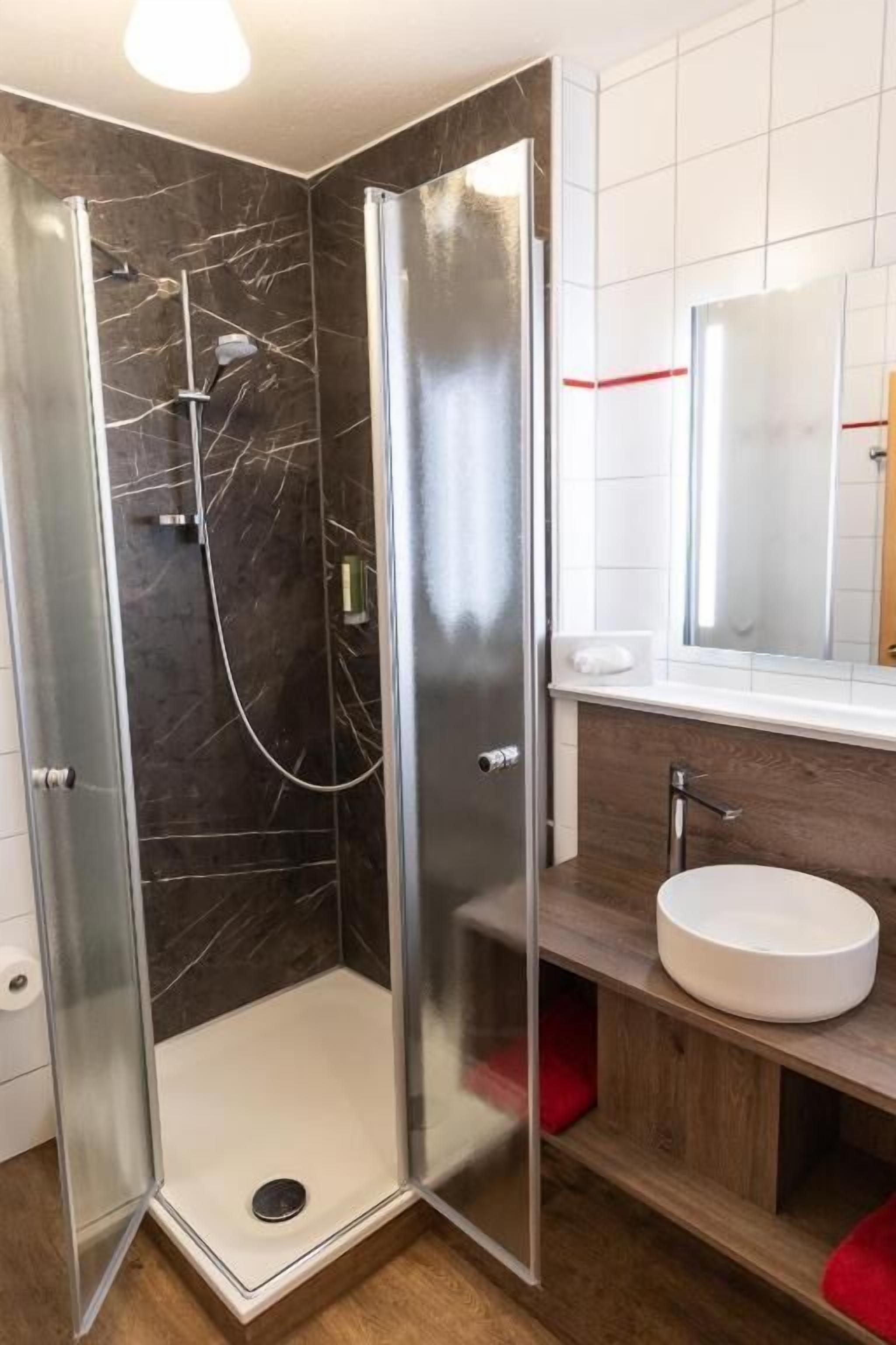 Classic Single Room, Balcony, Garden View | Bathroom | Shower, hair dryer, slippers, towels