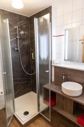 Classic Single Room, Balcony, Garden View | Bathroom | Shower, hair dryer, slippers, towels - Landgasthof Löwen (Sasbach)