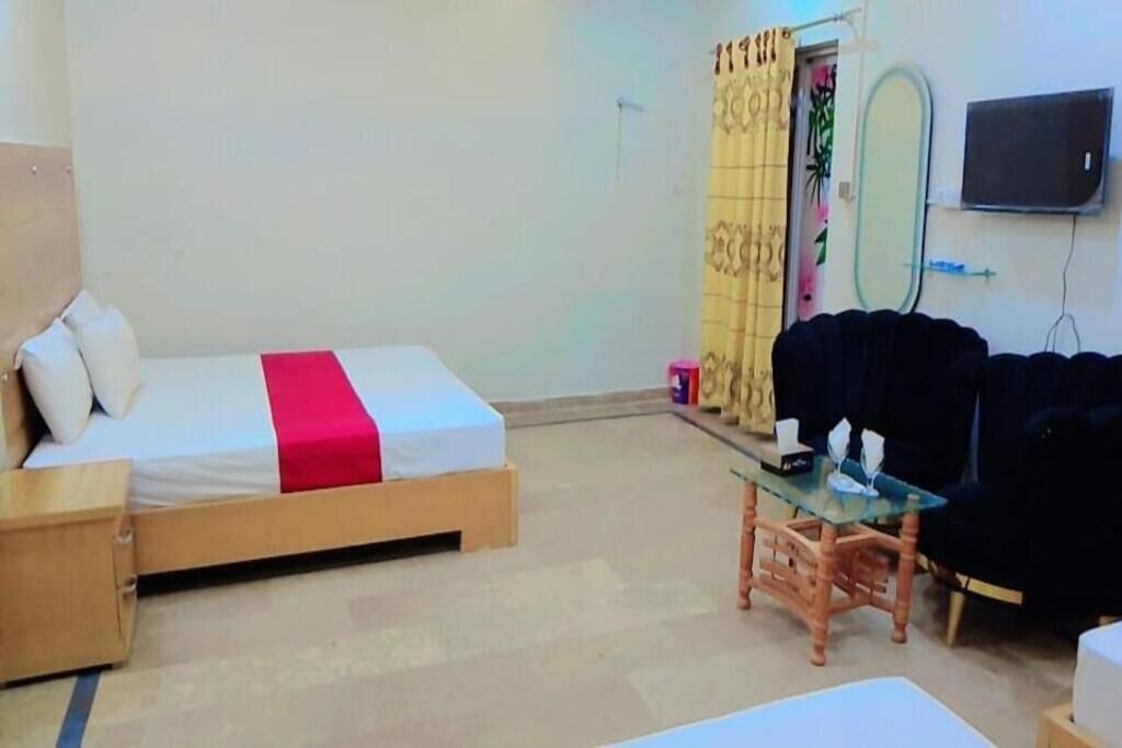 Deluxe Room | Iron/ironing board, free WiFi