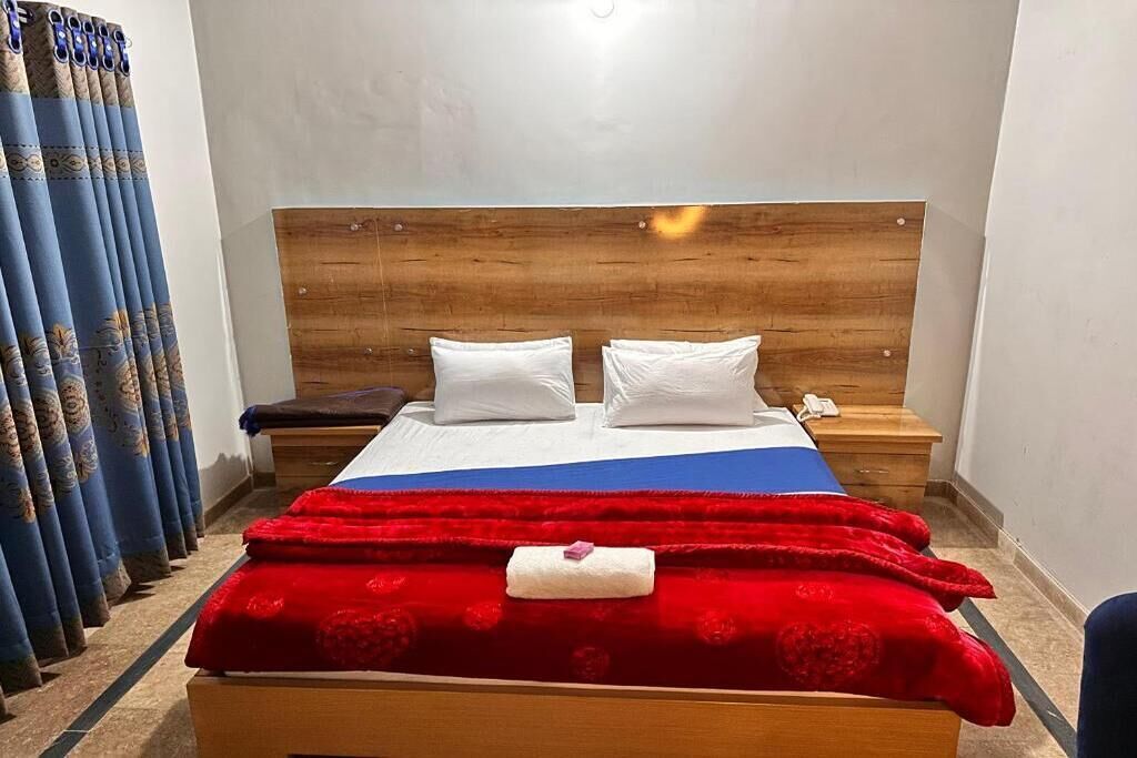 Deluxe Room | Iron/ironing board, free WiFi