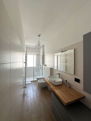 Douche, sèche-cheveux, bidet, serviettes fournies
