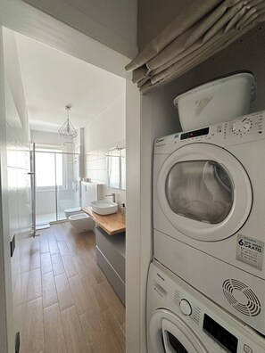 Douche, sèche-cheveux, bidet, serviettes fournies