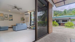 Un salon moderne avec un canapé, une table basse et un ventilateur de plafond.