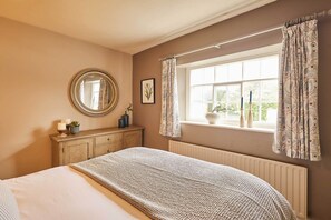 Desk, iron/ironing board, WiFi - Host & Stay - Tree Tops (Middleton One Row)