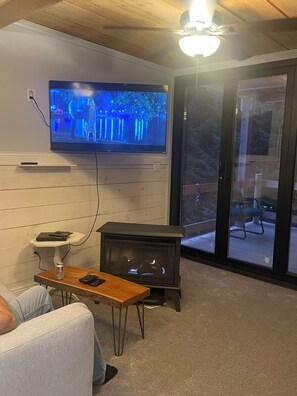 Smart TV, reproductor de DVD, biblioteca musical y videoteca 