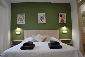 Tabla de planchar con plancha, wifi y ropa de cama 