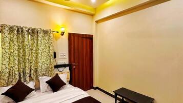 Standard Double Room | Laptop workspace, free WiFi