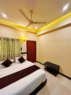 Standard Double Room | Laptop workspace, free WiFi