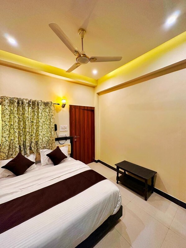 Standard Double Room | Laptop workspace, free WiFi