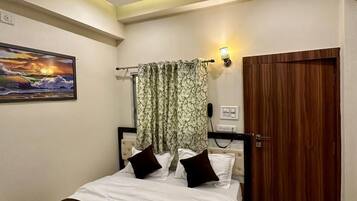 Standard Double Room | Laptop workspace, free WiFi