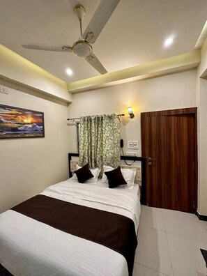 Standard Double Room | Laptop workspace, free WiFi
