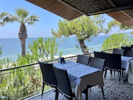 Outdoor dining. Gülplaj Hotel