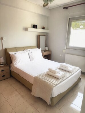 2 bedrooms, iron/ironing board, free WiFi, bed sheets - Kyma Haven Beachfront with Rooftop Jacuzzi (Kalyves)