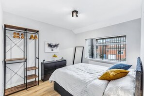 Desk, iron/ironing board, WiFi, bed sheets - Freshly renovated · 250Mbps Wi-Fi · Ideal for work and family stays (Leicester)